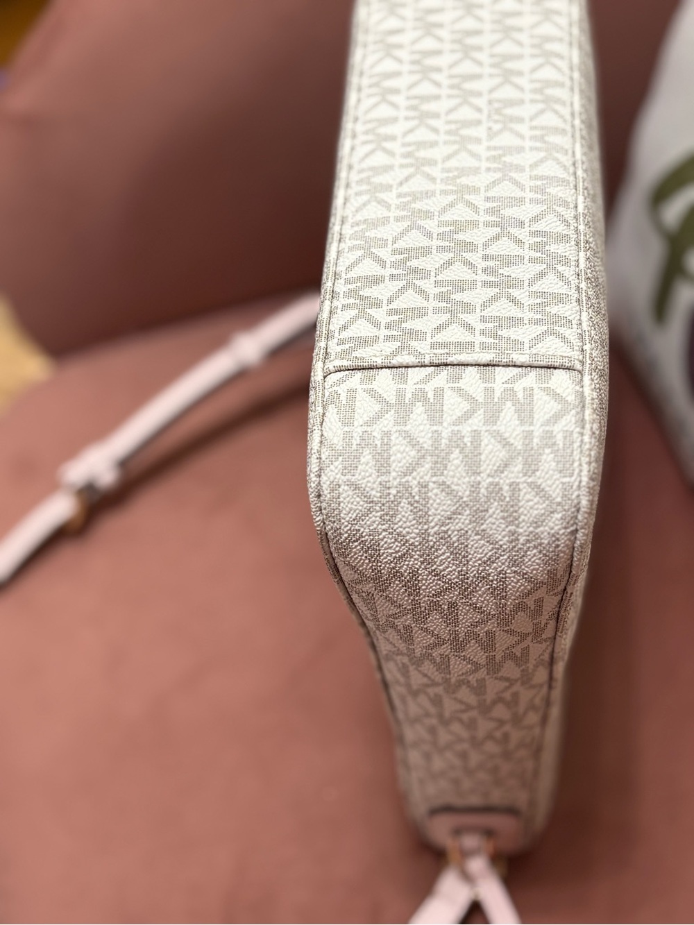 Michael Kors Cream Logo Crossbody Bag with Pale Pink Strap Trim - Picture 4 of 5